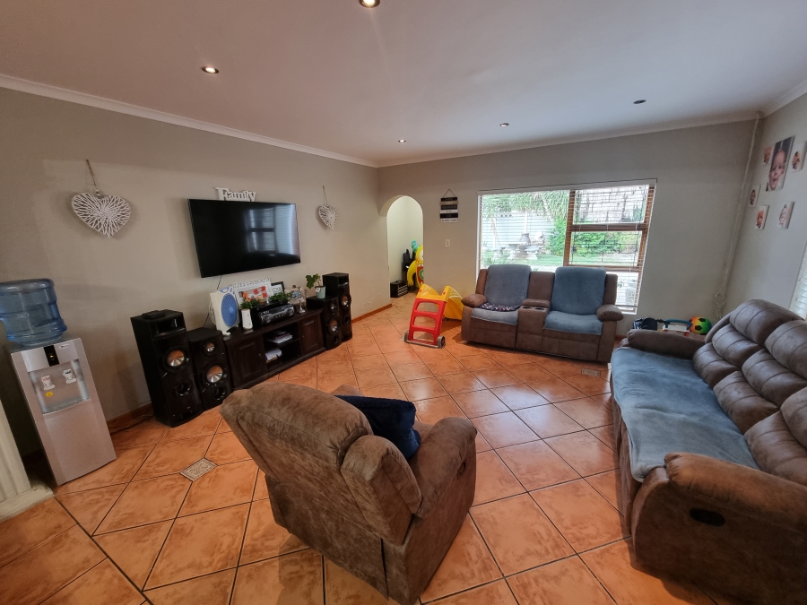 3 Bedroom Property for Sale in Dobson Western Cape